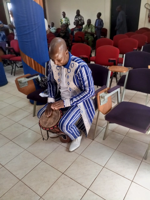 DE jouant au djembé